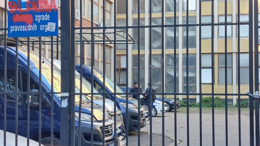 U zgradi i dvorištu suda nalaze se pripadnici interventne