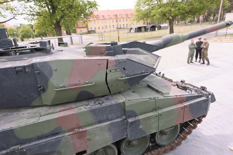 Jeżeli interesujesz się wojskiem i uzbrojeniem to zobacz także najnowszy zakup polskiej armii. Na mocy umowy o wartości ok. 180 mln euro Polska ma otrzymać 119 używanych czołgów Leopard w wersji A5 i A4. <a href='http://forsal.pl/galerie/797438,zdjecie,1,leopardy-2a5-pierwsze-czolgi-dotarly-do-polski-zdjecia.html'target='_blank'>Do 34. Brygady Kawalerii Pancernej z Żagania dotarły niedawno pierwsze Leopardy 2A5.</a>