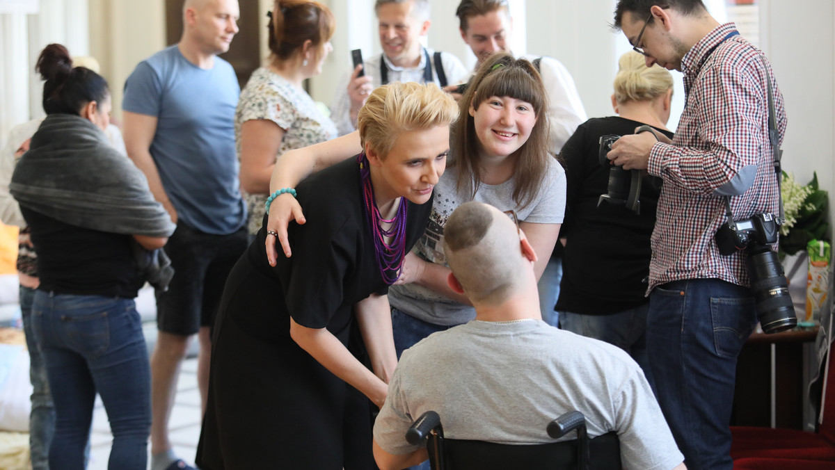 W rozmowie z Onetem toruńska posłanka Joanna Scheuring-Wielgus przyznaje, że decyzja o odejściu z Nowoczesnej dojrzewała w niej od miesięcy. Przesądziło to, że nie znalazła się w gronie osób, które miały wypowiadać się na temat osób niepełnosprawnych i ich protestu.