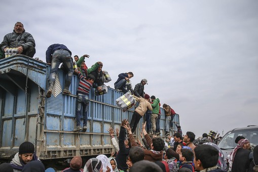 Syrians camp on Turkey-Syria border near Aleppo