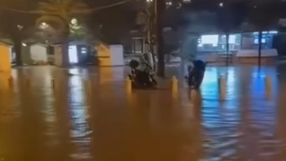 (VIDEO) KATAKLIZMA U CRNOJ GORI, KOTOR POD VODOM! Palo više od 200 LITARA kiše, voda do struka! Poplavljeni putevi, ciklon juri ka Srbiji Kép