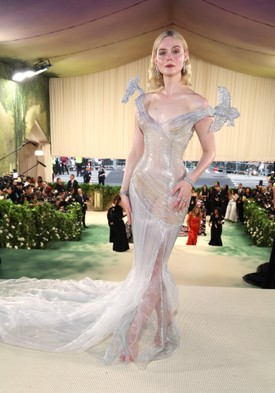 Elle Fanning az idei Met-gálán egy gyönyörű, kristályszerű Balmain ruhában vonult be.