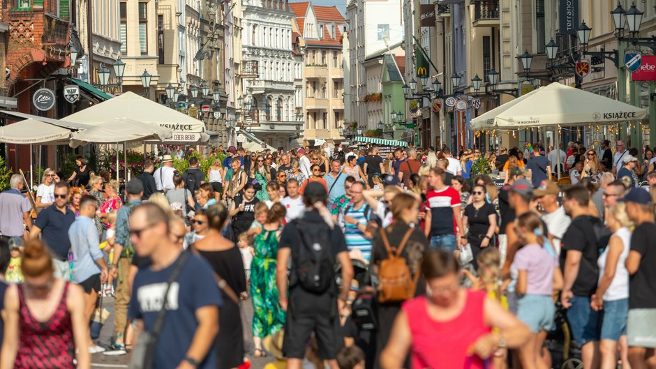 Tłum turystów w Toruniu