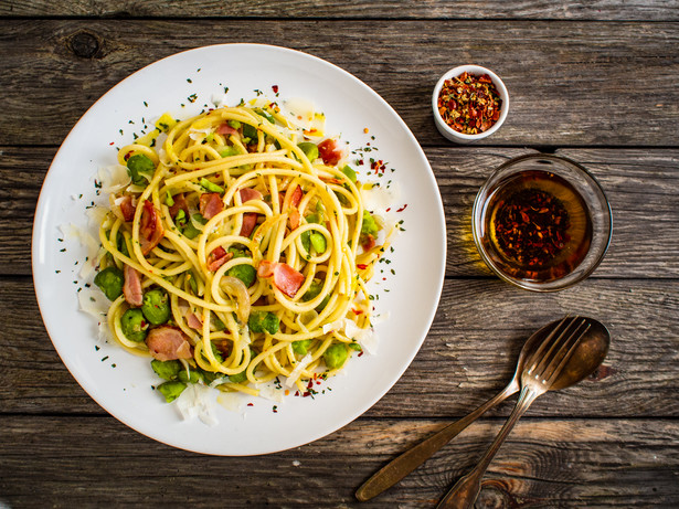 Spaghetti z bobem i pomidorkami koktajlowymi. Letnie danie od Roberta Makłowicza