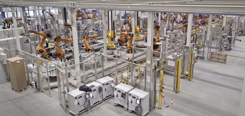 Ocksen poinformował, że docelowo z zakładu wyjeżdżać będzie do 100 tys. aut rocznie. Według planów, ok. 60 proc. produkcji fabryki pojedzie do odbiorców koleją, 40 proc. – ciężarówkami.
<br>
„Decyzja o tym, że będziemy chcieli transportować taką część naszej produkcji koleją podyktowana jest względami zrównoważonego rozwoju środowiskowego. Transport kolejowy nie jest szybszy od transportu ciężarówkami, ale Volkswagen stara się działać w sposób jak najbardziej ekologiczny” - powiedział.