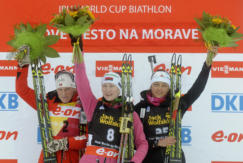 Monika na podium MŚ 2013 za bieg ze startu wspólnego razem z dwiema legendami biathlonu - Norweżką Torą Berger (z lewej) i Białorusinką Darią Domraczewą (w środku).