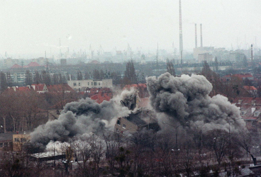 Wyburzanie budynku mieszkalnego w Gdańsku w 1995 r., w dzielnicy Strzyża. W budynku dzień wcześniej wybuchł gaz