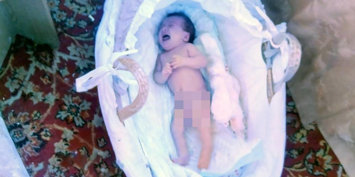 Rosja: Matka wystawiła niemowlę na balkon, bo ją „wkurzało”