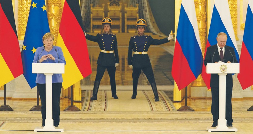 Rząd Angeli Merkel długo próbował rozróżniać Rosję partnera gospodarczego od Rosji gracza geopolitycznego. Dziś to podejście jest mocno krytykowane