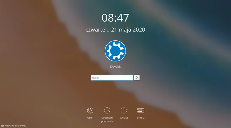 Ekran logowania Kubuntu  jest bardzo przejrzysty i wykorzystuje efekt rozmycia dla tła pulpitu. Z poziomu tego ekranu możemy zalogować się lub zarządzać stanem komputera – uśpić, wyłączyć albo uruchomić ponownie
