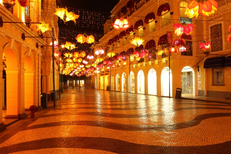 W XVI wieku do niewielkiej i mało znaczącej osady przybyli Portugalczycy, którzy w 1535 roku otrzymali prawo do kotwiczenia w portach miasta i prowadzenia w nich działalności handlowej. W grudniu 1887 roku Chiny przekazały Europejczykom prawa do „wieczystego posiadania i rządu w Makau”.