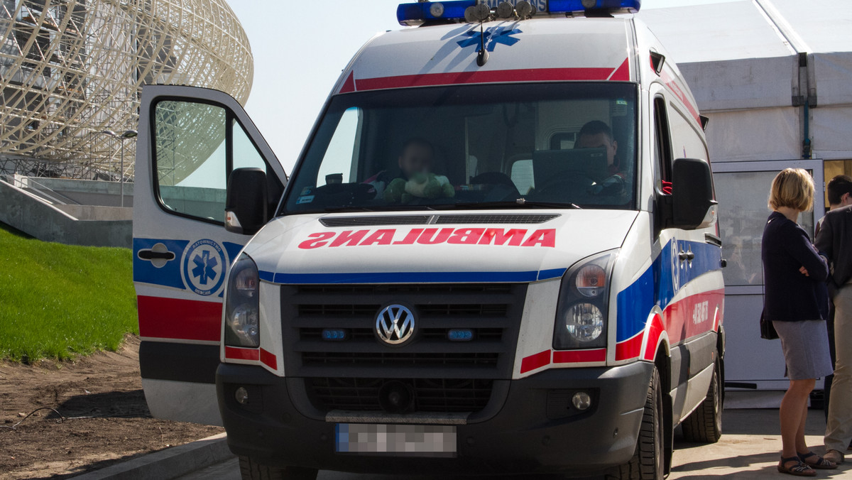 Policja i prokuratura wyjaśniają przyczyny tragicznego wypadku, do którego doszło przed południem w Bobrowie (woj. kujawsko-pomorskie). W wyniku zderzenia karetki z samochodem osobowym zginęło dwoje ratowników medycznych.