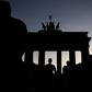 Nieoświetlona Brama Brandenburska w Berlinie. 1 września 2022 r. w Niemczech weszła w życie nowa ustawa o oszczędzaniu energii w całym kraju