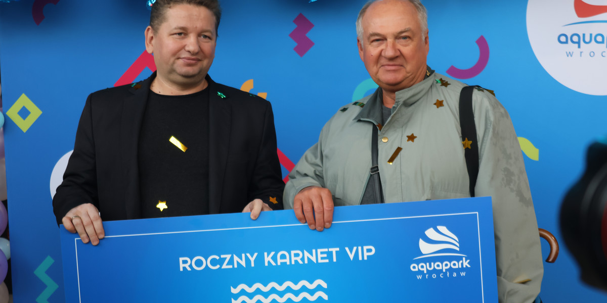 Prezes WPW Grzegorz Kaliszczak wręczył karnet VIP półtoramilionowemu gościowi aquaparku - jest nim Andrzej Mitura 