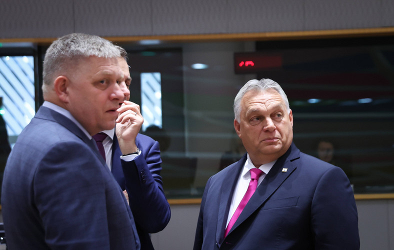 Viktor Orban (P) i Robert Fico na spotkaniu w Brukseli