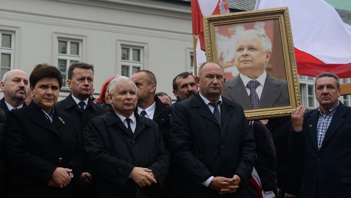 Rozpoczęły się uroczystości 90. miesięcznicy smoleńskiej przed Pałacem Prezydenckim w Warszawie