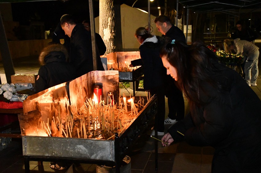 Ljudi pale sveće u Kočanima