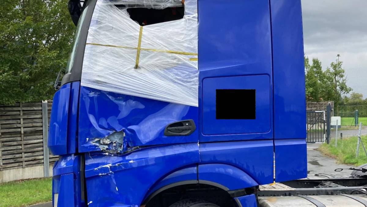 Kierowca ze Słowacji chciał wrócić do bazy mocno uszkodzoną ciężarówką