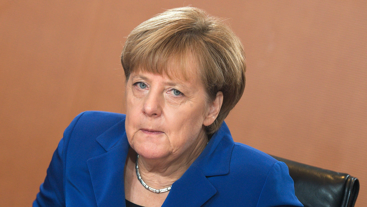 Urząd kanclerski przejmie od MSW zadanie koordynowania wszystkich działań związanych z polityką migracyjną - postanowił w środę rząd Niemiec. Ta decyzja oznacza, że kanclerz Angela Merkel uznała problem uchodźców za swój priorytet - komentuje telewizja ARD.
