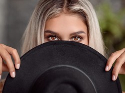 Nie zakrywaj - pielęgnuj, jak należy! Oto rady na przetłuszczające się włosy