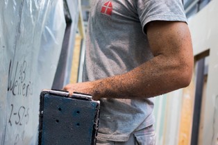 Koniec ery tanich pracowników? Bloomberg: Brak rąk do pracy hamuje już rozwój polskich firm