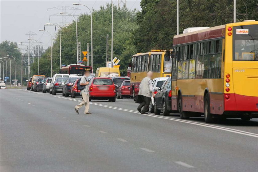 Ludzie przebiegaja przez ulicę