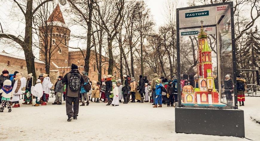 Krakowskie szopki to ewenement na skalę światową. Mieszają elementy baśniowe z symboliką bożonarodzeniową. Możemy je podziwiać w wielu miejscach Krakowa.