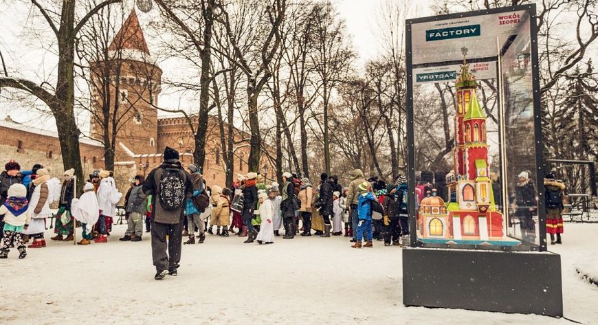 Krakowskie szopki to ewenement na skalę światową. Mieszają elementy baśniowe z symboliką bożonarodzeniową. Możemy je podziwiać w wielu miejscach Krakowa.