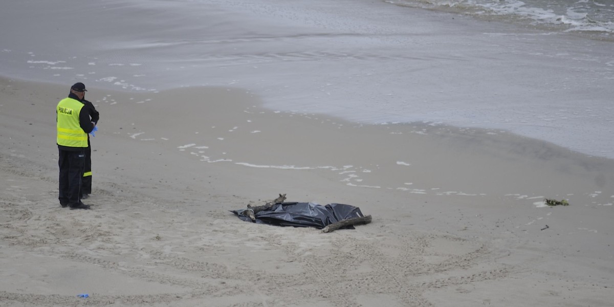 Na plaży w Orzechowie koło Ustki morze wyrzuciło na brzeg ciało dziewczynki. Na miejscu trwają oględziny