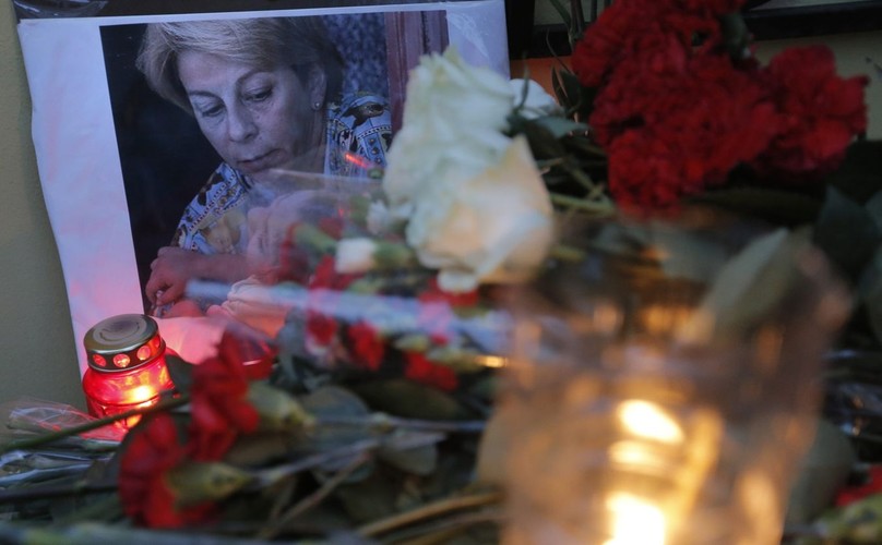 Kwiaty i znicze przed portretem Jelizawiety Glinki