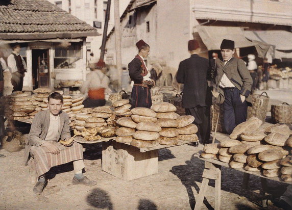 Targowisko w Sarajewie (fot. Auguste Léon, 15 października 1912 r., domena publiczna).