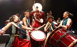 Mistrzowie gry na ogromnych bębnach dadzą w Polsce pięć koncertów