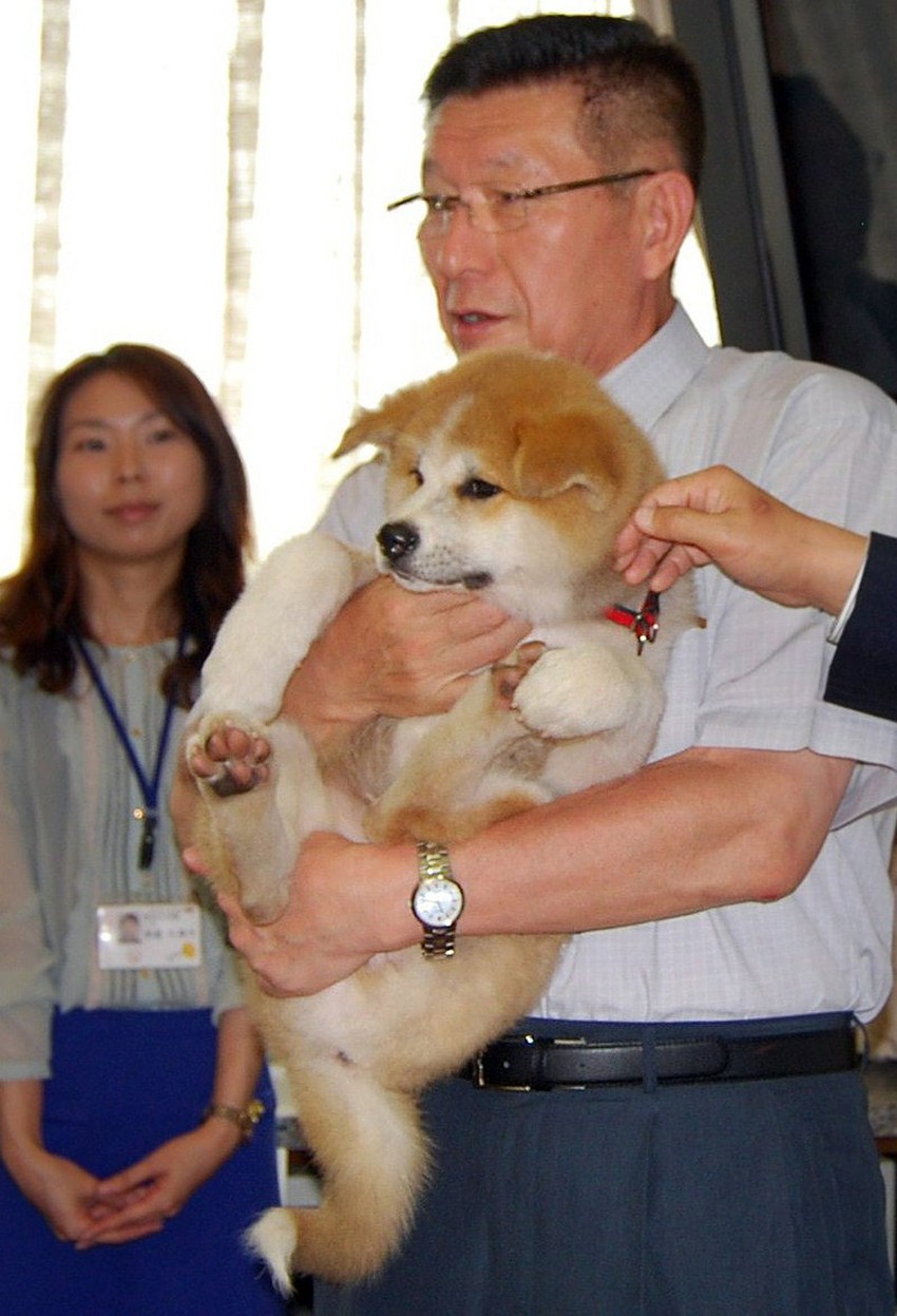 Guverner Akite Norihisa Satake sa ženkom Jume