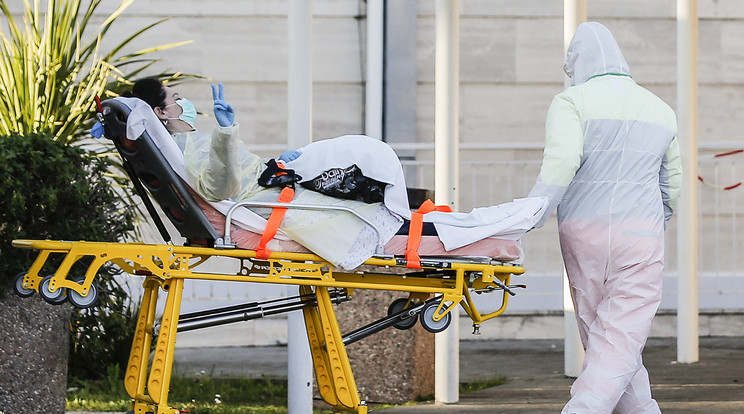 Koronavírussal fertőzött beteg érkezik egy olasz kórházba Lombardia tartományban / Fotó: MTI-EPA
