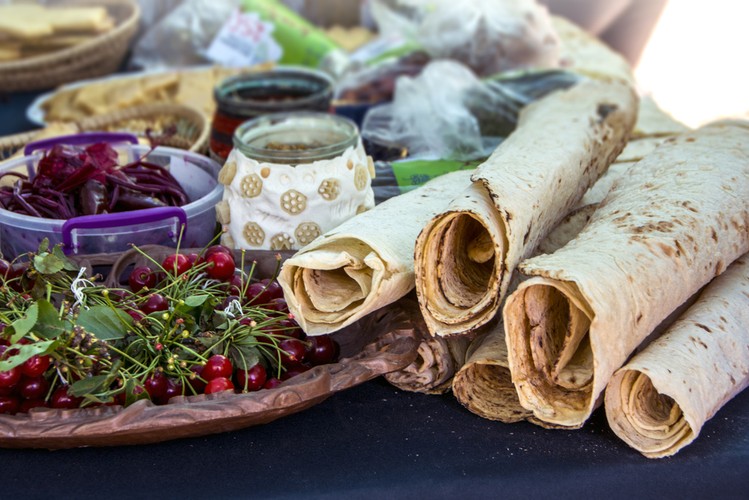 <strong>Kuchnia ormiańska</strong>
<br></br>
Niezależnie od miejsc, które zwiedzimy w Armenii, warto zasmakować w lokalnych potrawach i napojach. Kuchnia ormiańska ma przynajmniej kilka dań, które uważa się za typowe dla tego kraju. Wśród nich m.in. harissę, czyli gulasz z długo gotowanych pszenicy i mięsa. Do wyboru mamy także chasz - danie z wołowiny lub jagnięciny podawane z suszonym, pokruszonym lawaszem (tradycyjnym ormiańskim chlebem) i czosnkiem. Tradycyjnym daniem jest także dolma (mięso mielone owinięte w liście winogron). Podobnie jak w Turcji do potraw podaje się tu często ajran (napój z jogurtu i wody). Z alkoholi warto spróbować wytwarzanej w Armenii brandy (koniaku), która pod marką Ararat znana jest na całym świecie.