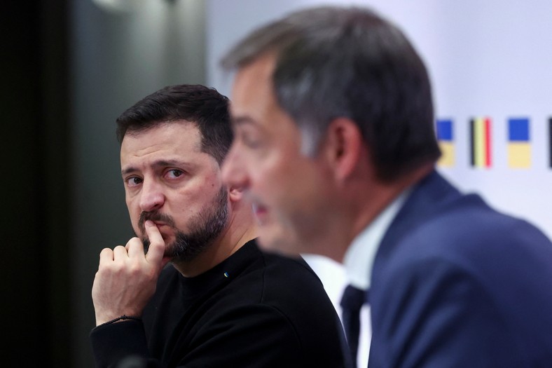 Președintele ucrainean Volodymyr Zelensky se uită la premierul belgian Alexander De Croo în timpul unei conferințe de presă comună la Bruxelles, 11 octombrie 2023.
