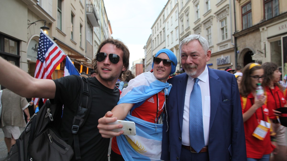 Wschód słońca w Brzegach, Francuzka ucząca się języka polskiego, wicedyrektor ZIKiT noszący barierki, prezydent Jacek Majchrowski robiący sobie selfie z pielgrzymami i spacerujący ulicą Grodzką - to tylko kilka obrazków z zakończonych właśnie Światowych Dni Młodzieży 2016 w Krakowie.