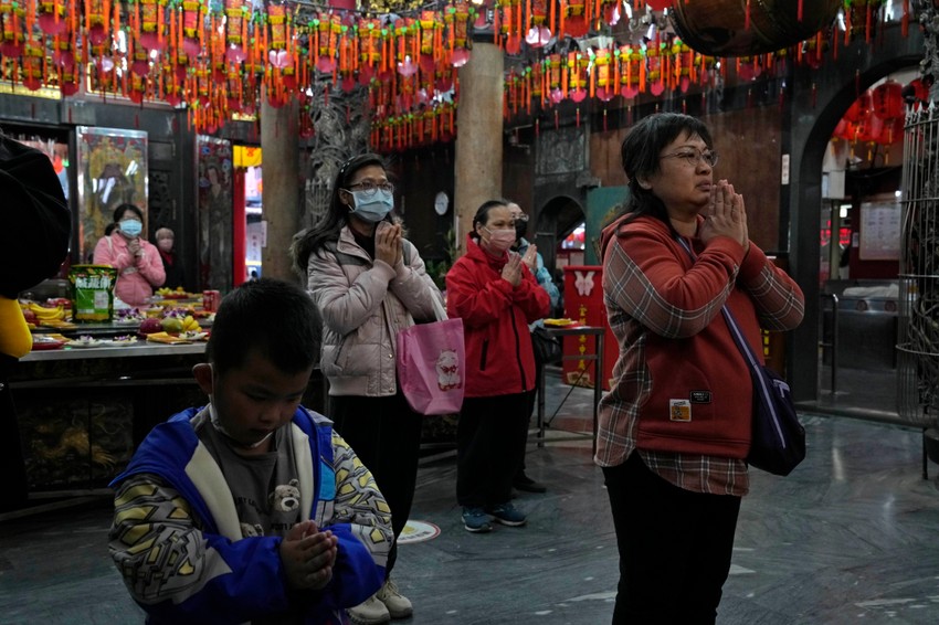 Ljudi se mole u ​​hramu koji je korišćen kao biračko mesto u Novom Tajpeju