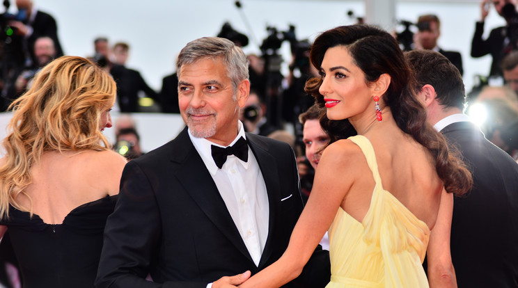 Amal és George Clooney kéz a kézben sétáltak végig a vörös szőnyegen /Fotó: AFP