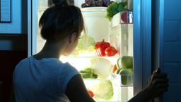 jak prawidłowo zorganizować lodówkę, by uniknąć bakterii i marnowania