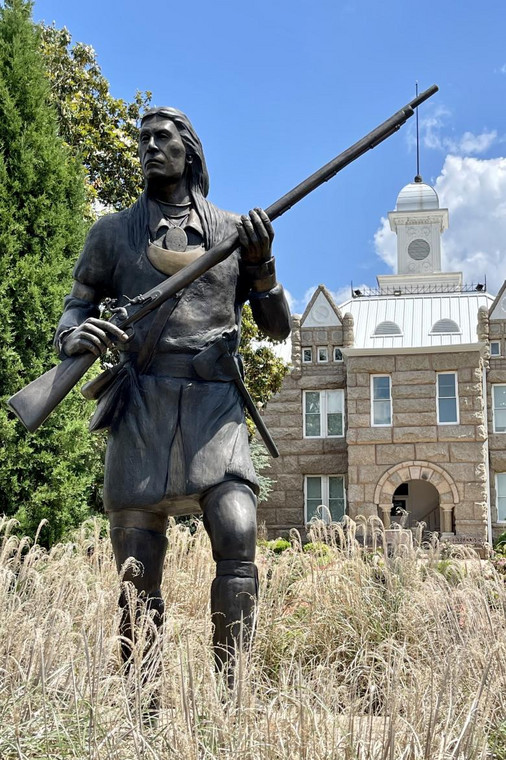 Przed Kapitolem Chickasaw w Tishomingo znajduje się pomnik upamiętniający Piominko, byłego przywódcę Chickasaw.