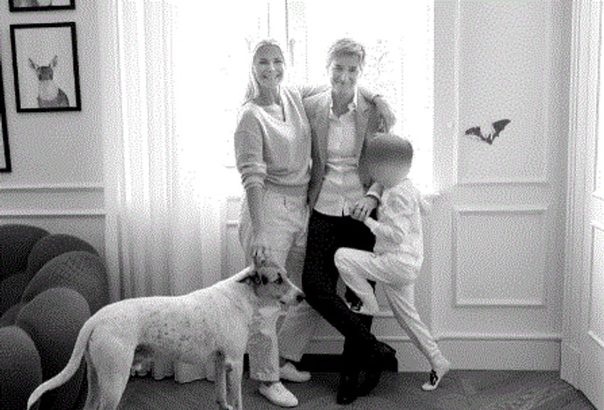 Porodična fotografija Ane Brnabić sa sinom i suprugom