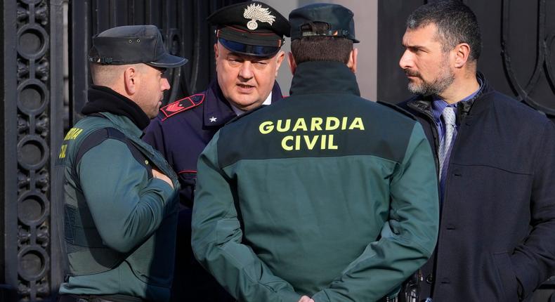 Spanish Civil Guards and Italian embassy employees at the gates of the Italian embassy in Madrid, on January 31, 2023.AP/Paul White