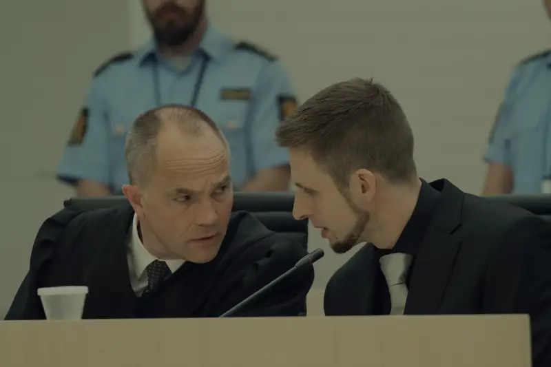 Filmowy Breivik i jego adwokat w sądzie