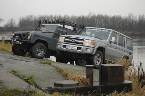 Toyota Land Cruiser HZJ 76 kontra Land Rover Defender 2.4 TD. Auta dla prawdziwych twardzieli