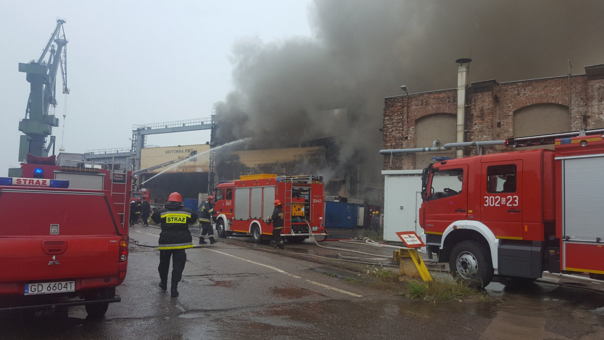 Pożar wybuchł około południa w jednej z hal zlokalizowanym na terenie stoczniowym w centrum Gdańska. W akcji brało udział 20 zastępów straży pożarnej. W efekcie pożaru nikt nie został poszkodowany.