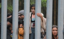 'Białych chrześcijan SG wpuszcza'. Ochojska, Sterczewski i burza na Twitterze