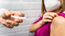 Spada liczba chętnych na szczepienie. Niepokojące wieści przed czwartą falą