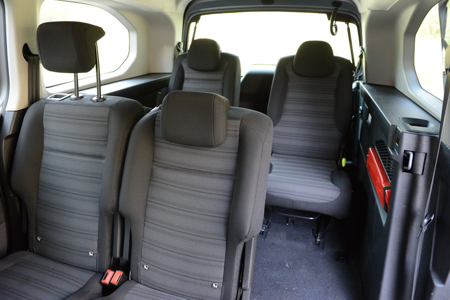 Opel Combo-e Life XL ma bardzo przestronną kabinę, w której możemy mieć nawet siedem miejsc i jeszcze zostanie troche przestrzeni na bagaże. Problem w tym, że gdy jest zimno tę kabinę trzeba nagrzać, a to zużywa mnóstwo prądu.