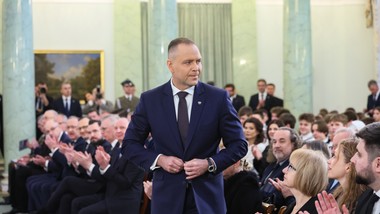 safe - najważniejsza decyzja nawrockiego. "rozdarty między lojalnością do pis i racją stanu"